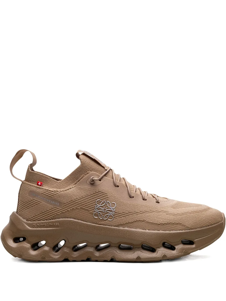 кроссовки Cloudtilt Dark Sand из коллаборации с Loewe 2