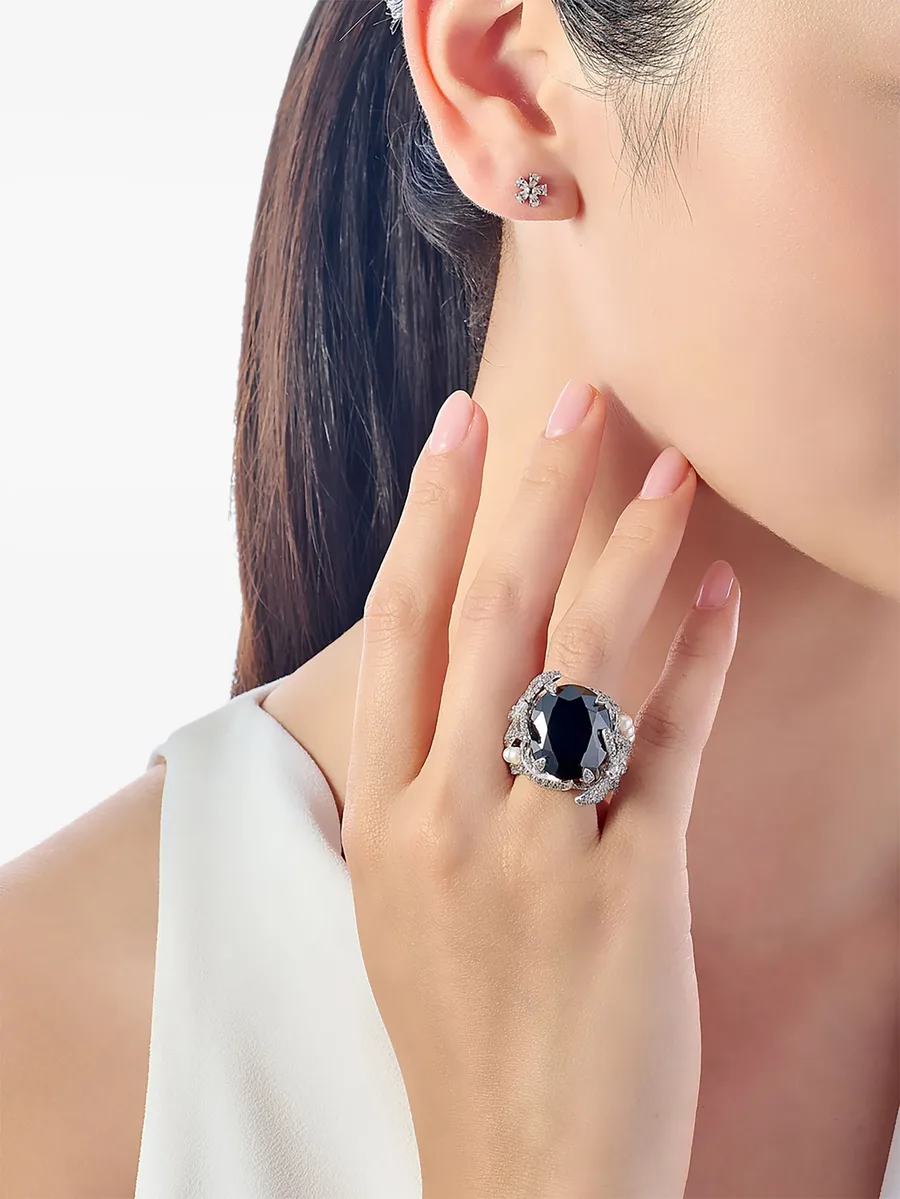 серьги Mini Marguerite из белого золота с бриллиантами 4