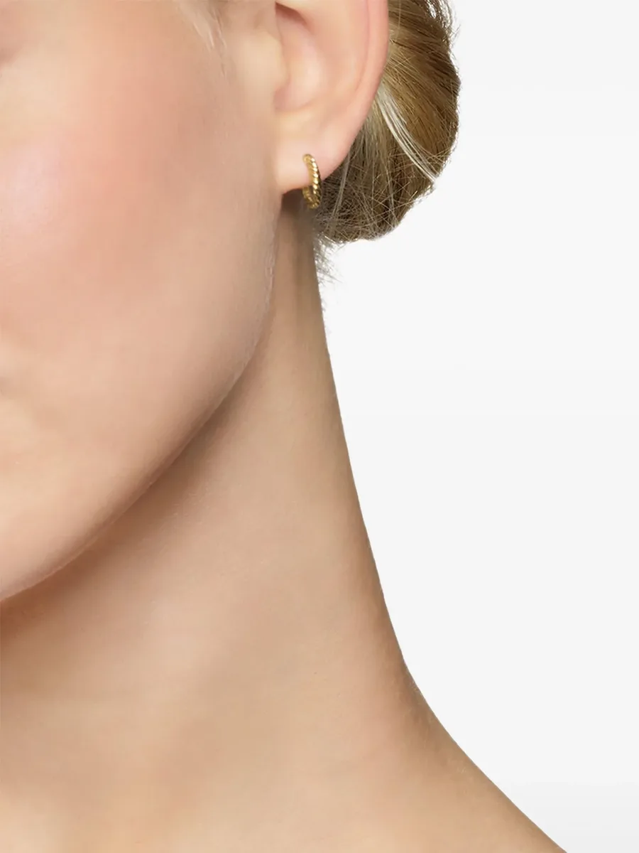 серьги-хагги Sculpted Cable Micro из желтого золота (10.7 мм) 3