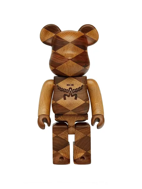 фигурка с узором из коллаборации с Be@rbrick 400%