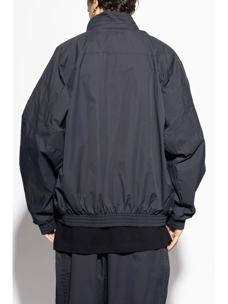 куртка с вышитым логотипом 8