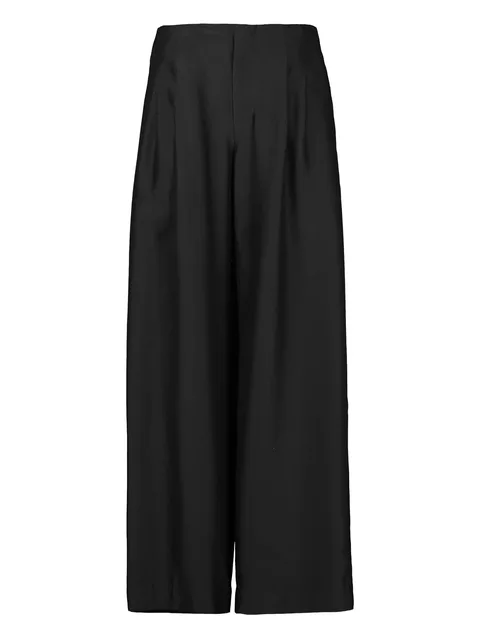 pleated trousers