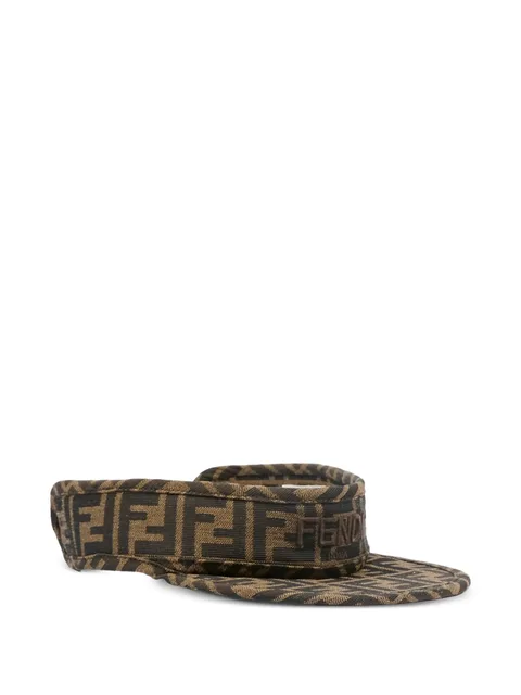 шляпа с логотипом