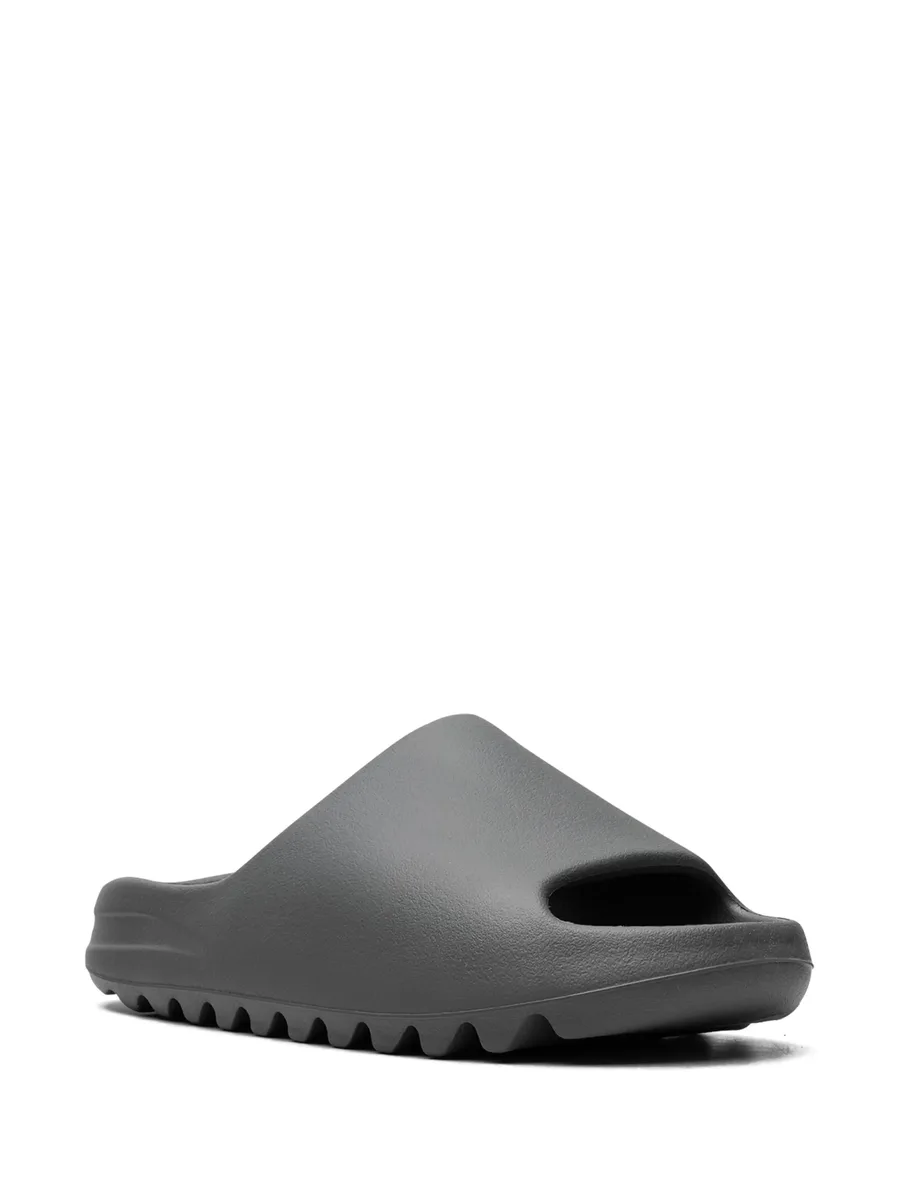 шлепанцы Slate Grey из коллаборации с YEEZY 3