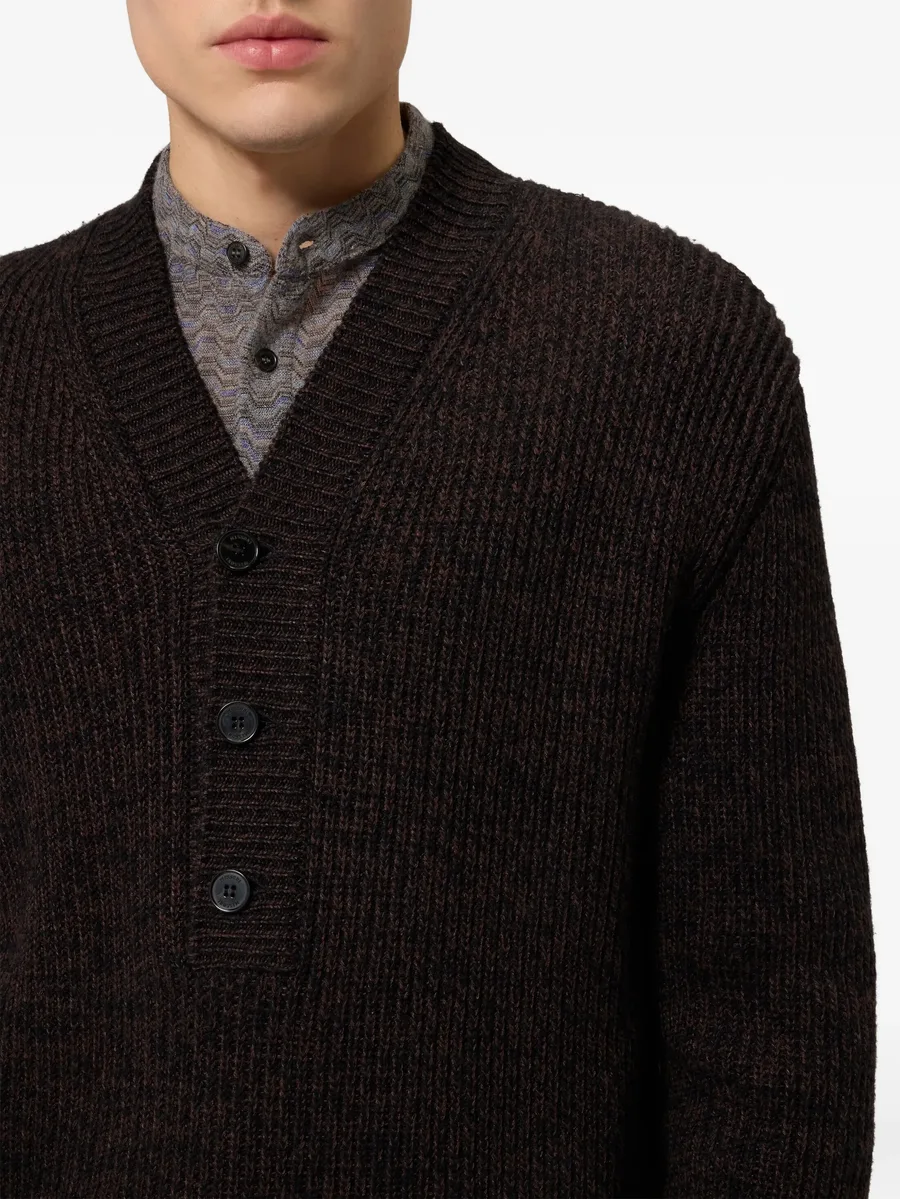 свитер с V-образным вырезом в рубчик 12