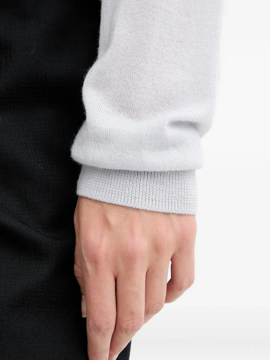 V-neck sweater 10