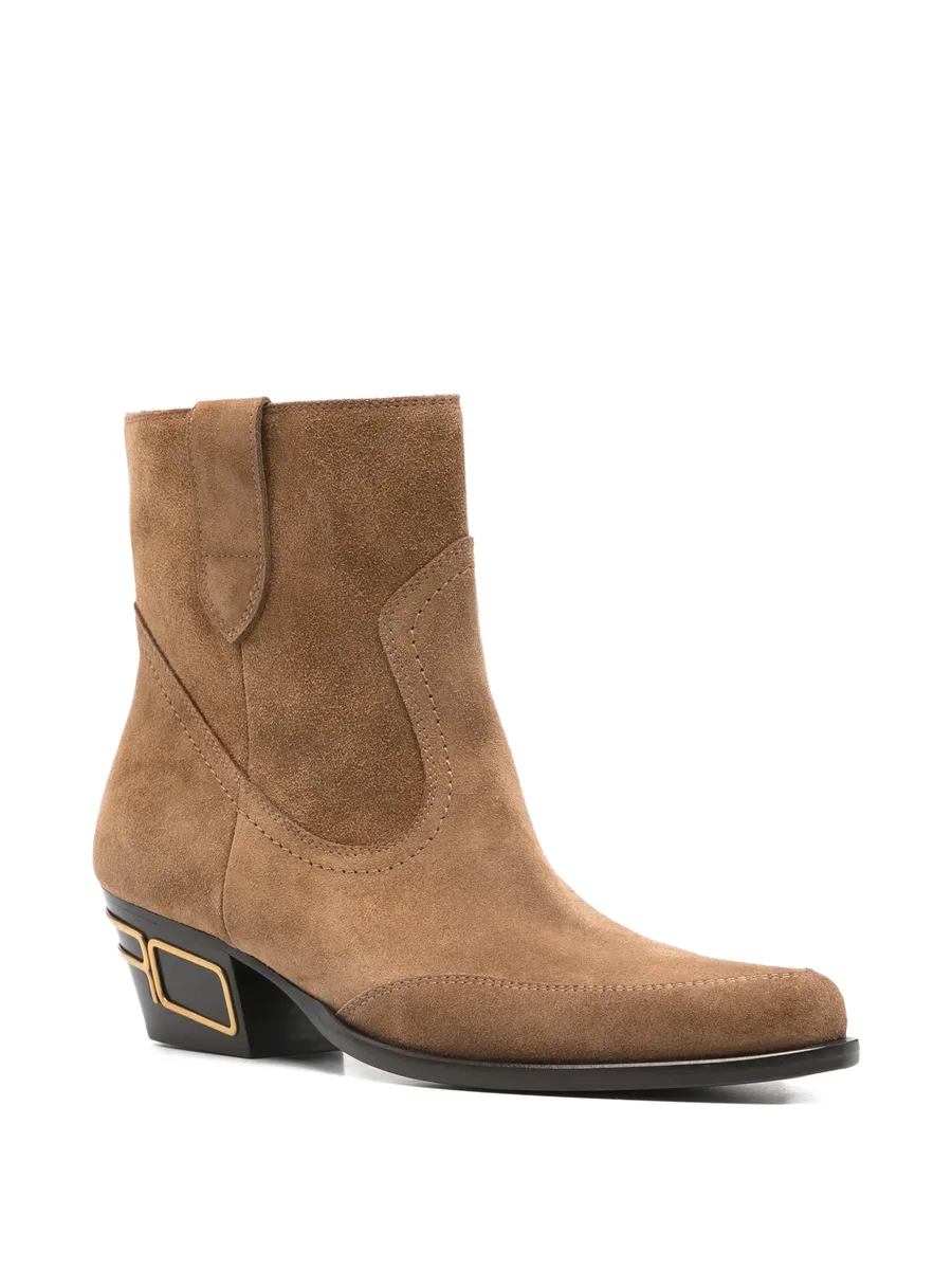 pointed-toe boots 3