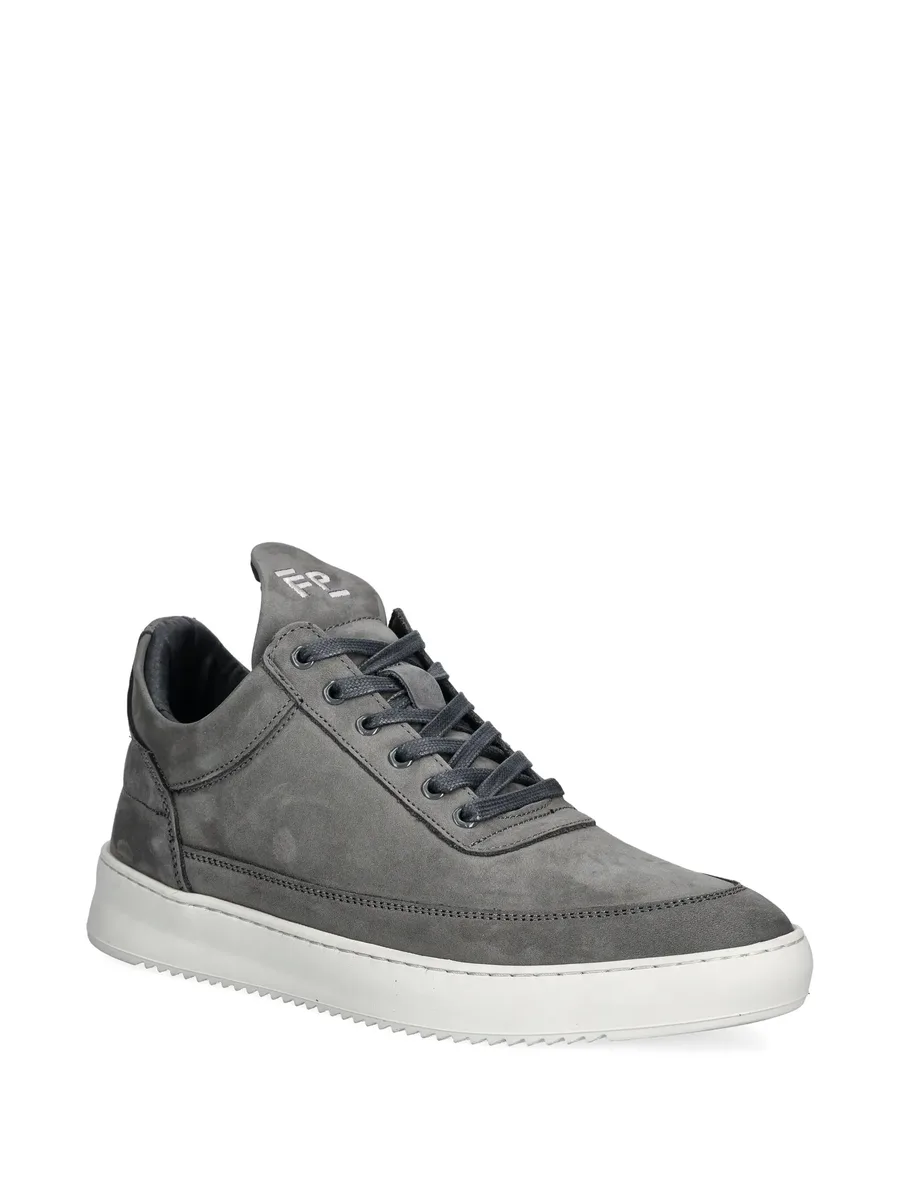 low-top sneakers 3
