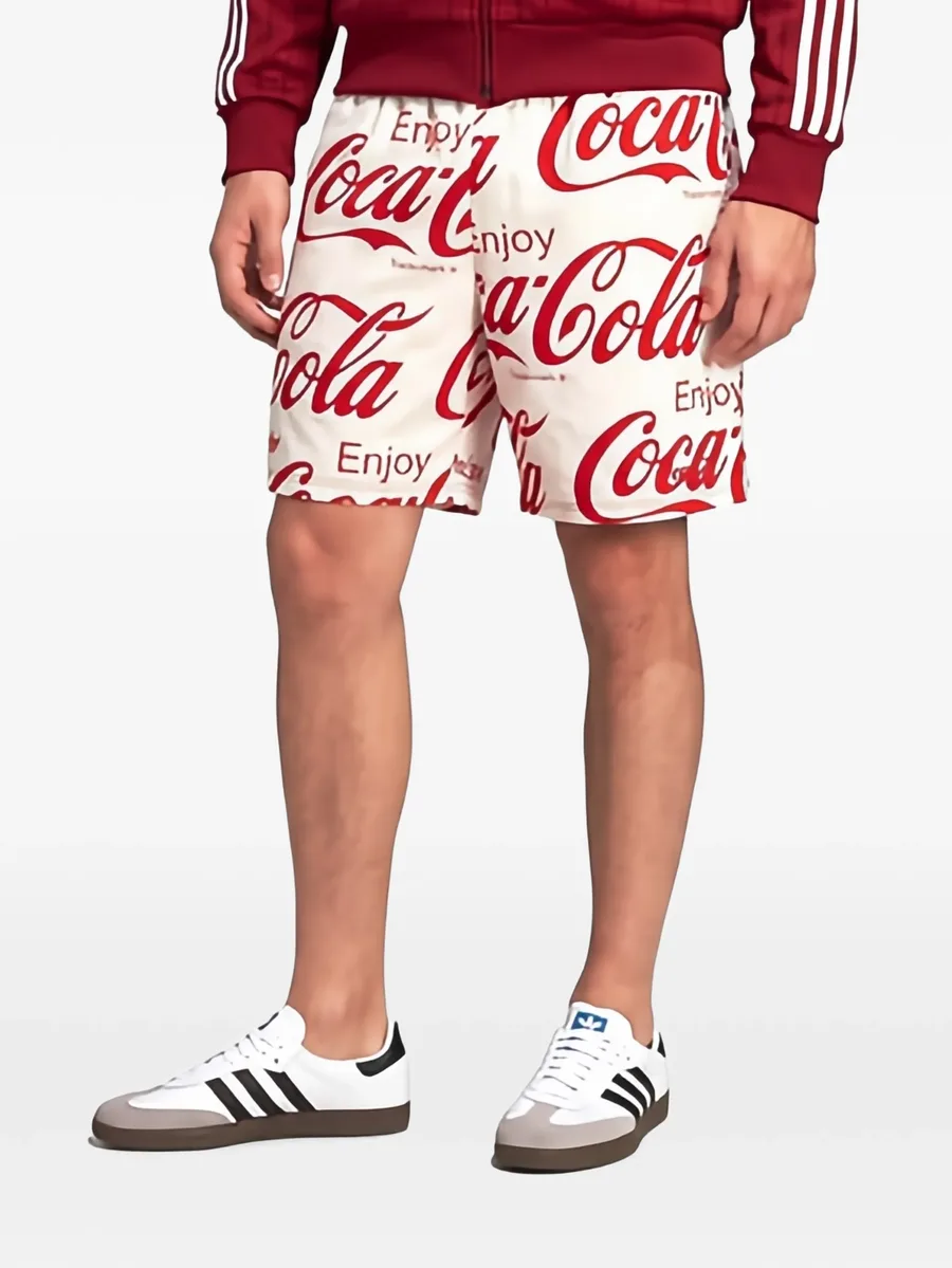 шорты с логотипом из коллаборации с Coca-Cola 2