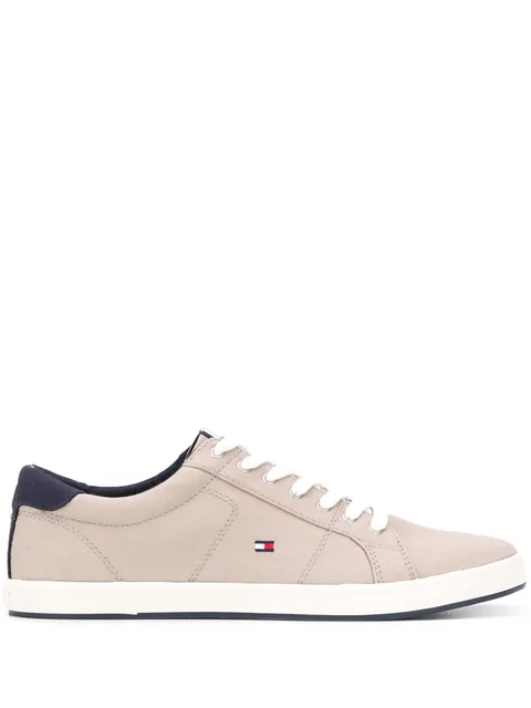 Iconic lace-up sneakers