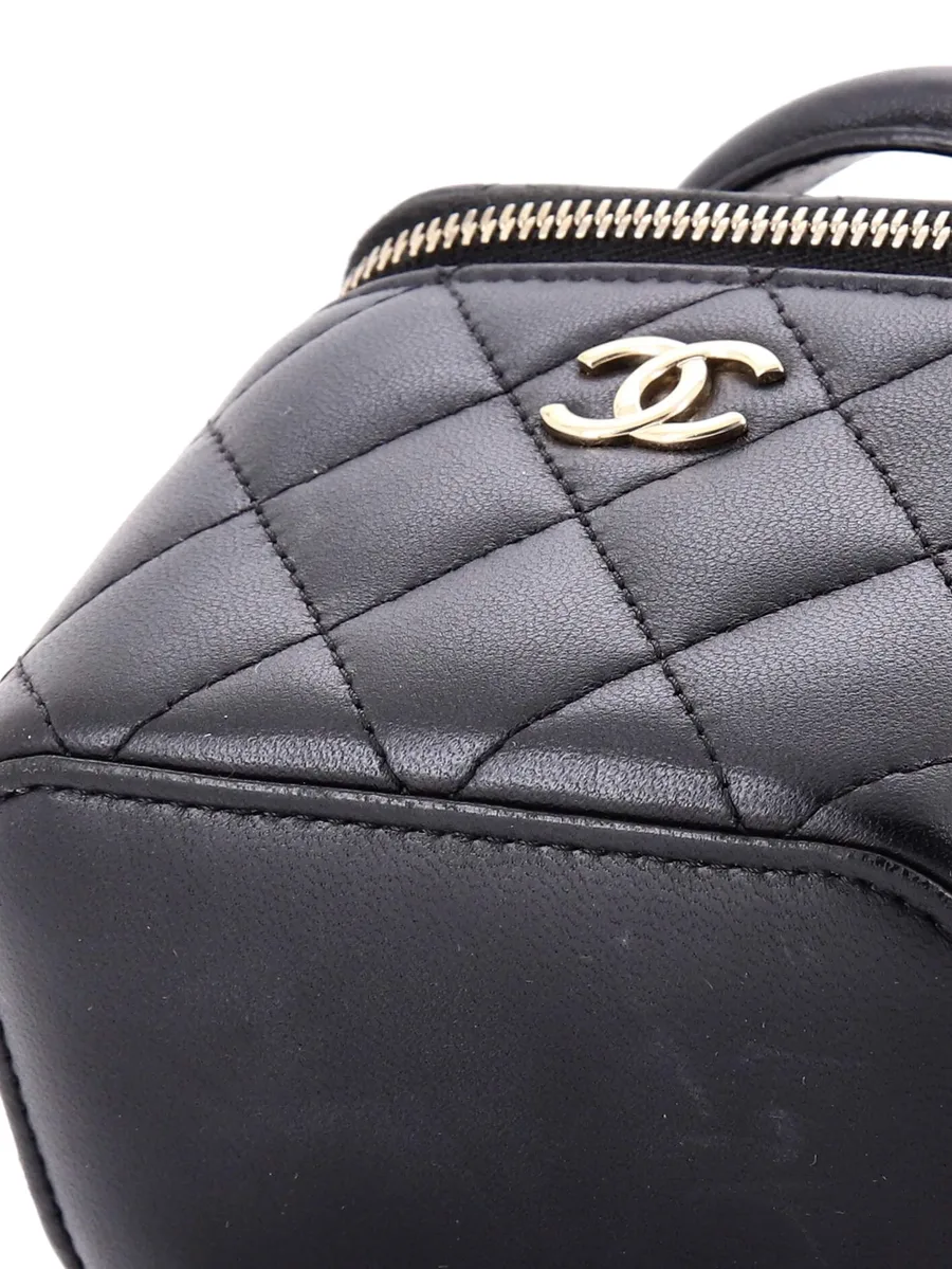 мини-сумка через плечо Classic Top Handle Vanity Case with Chain Quilted Lambskin Mini 10