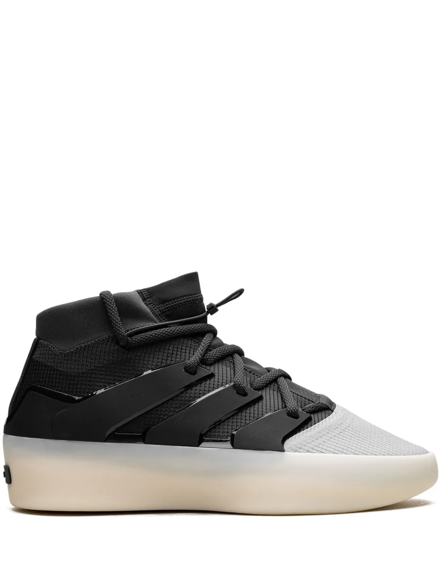 кроссовки One Model из коллаборации с adidas 1