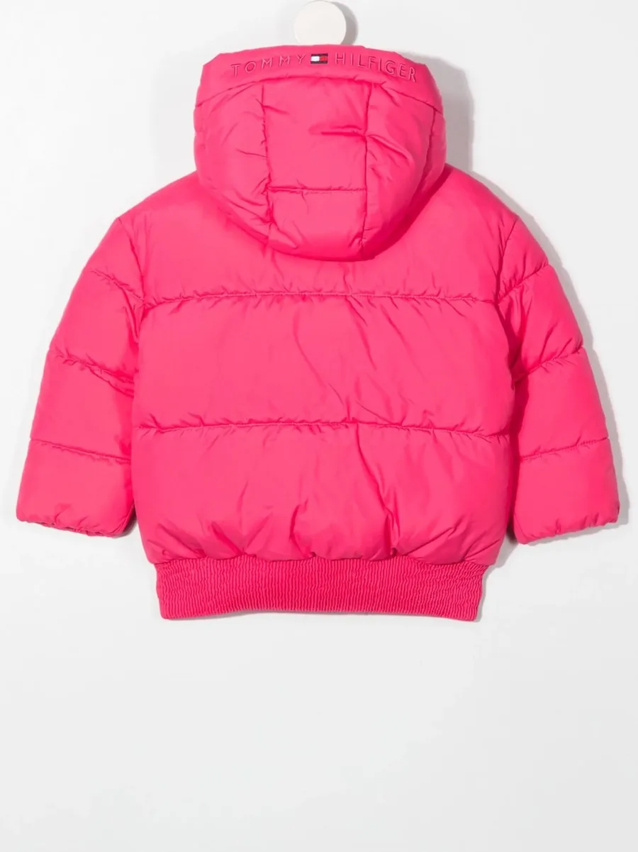 пуховик с вышитым логотипом 3