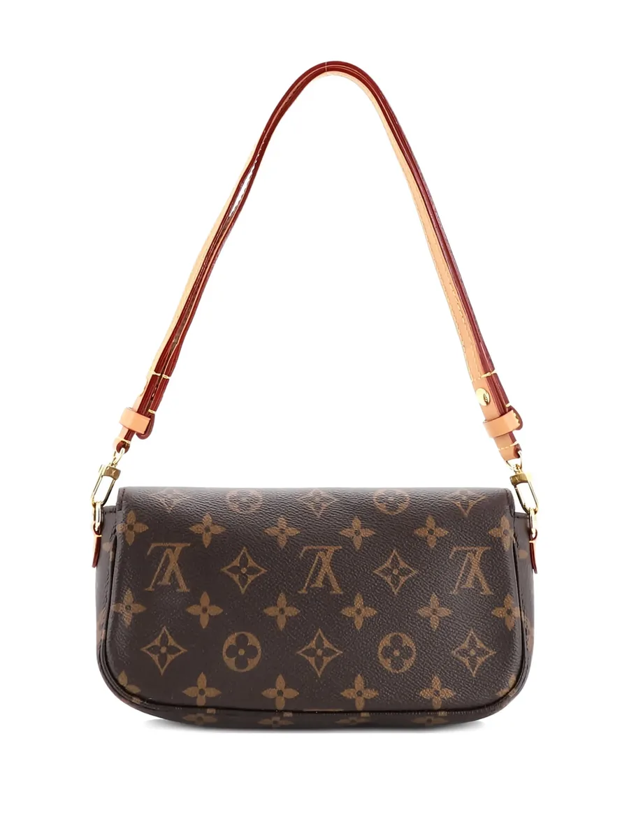 Ivy Wallet on Chain Monogram Canvas shoulder bag 4
