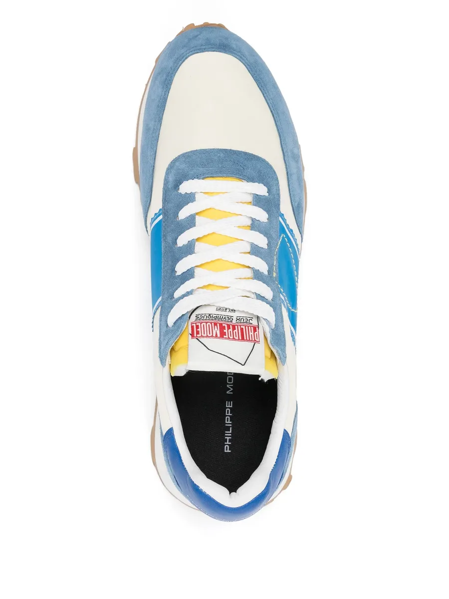 Tour sneakers 8