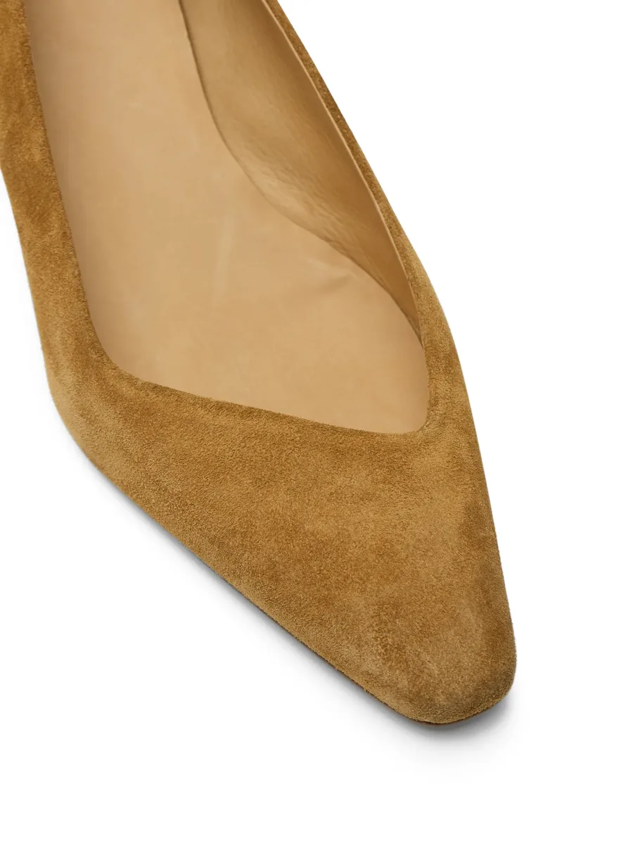 pointed pumps 7