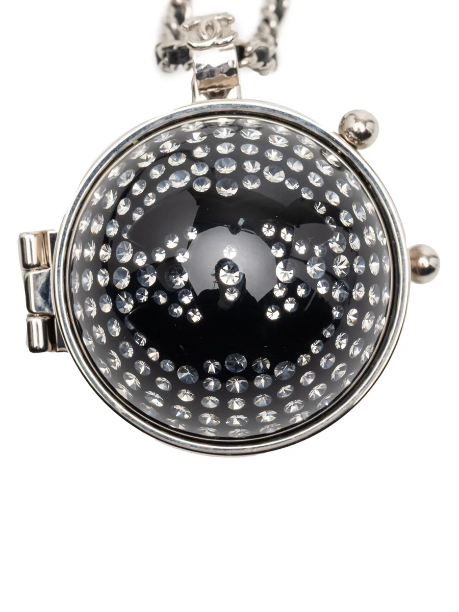 колье CC Silver Plated Lambskin Woven Resin Crystal Mirror Ball Pendant Necklace (2021 год) 2