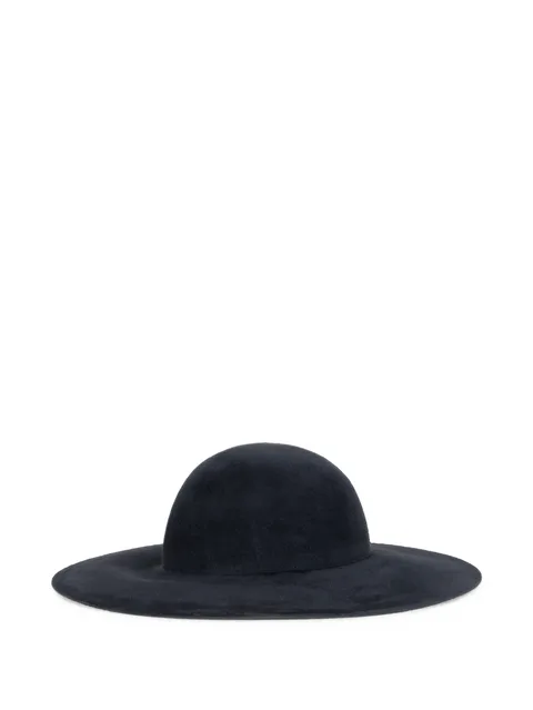 wide-brim hat
