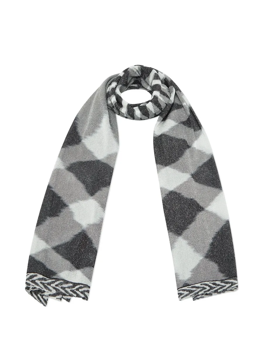 diamond-patterned woven scarf 3