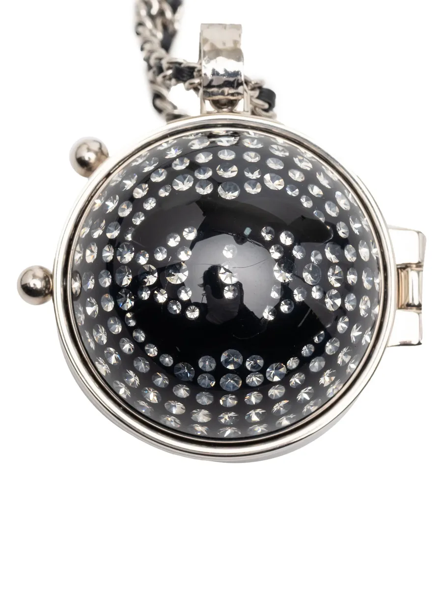 колье CC Silver Plated Lambskin Woven Resin Crystal Mirror Ball Pendant Necklace (2021 год) 3