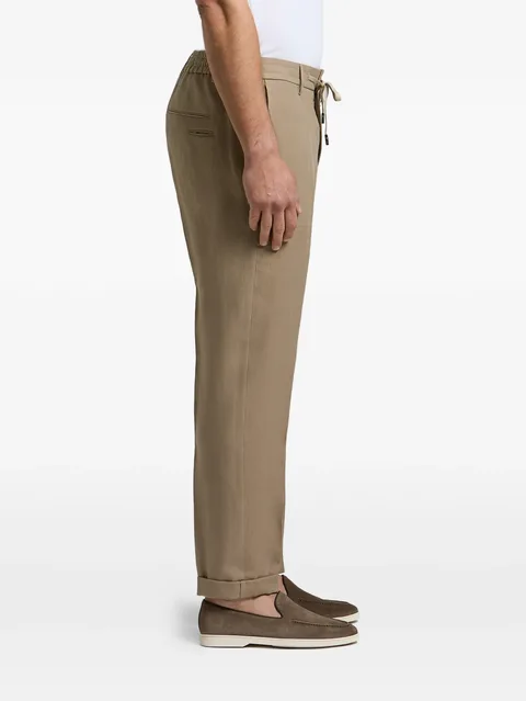 drawstring-waistband pressed-crease trousers