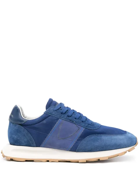 Tour sneakers