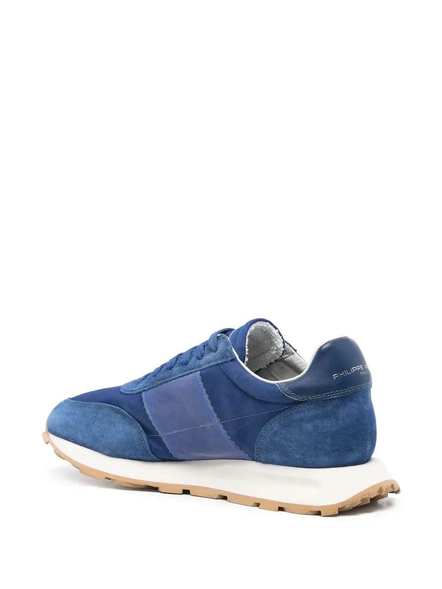 Tour sneakers 5