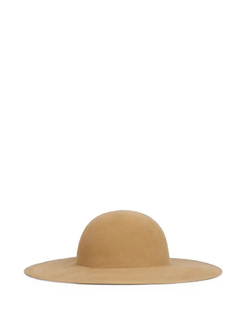 wide-brimmed hat