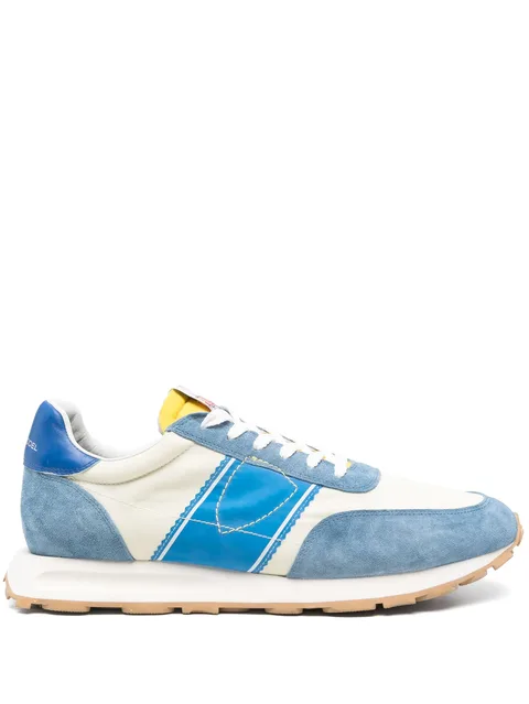 Tour sneakers