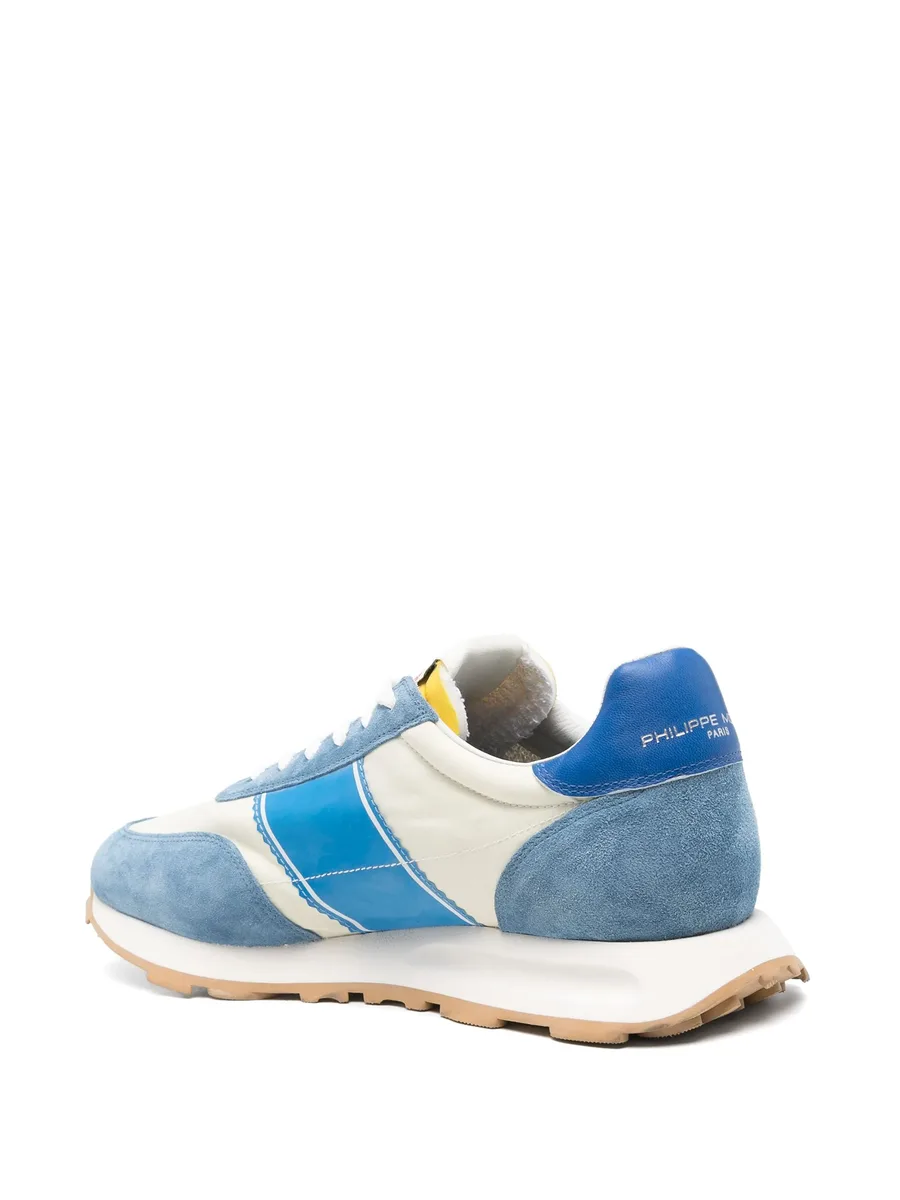 Tour sneakers 5