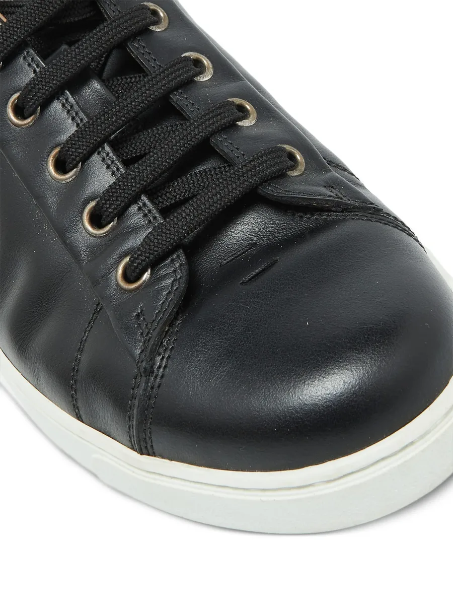 low-top sneakers 7