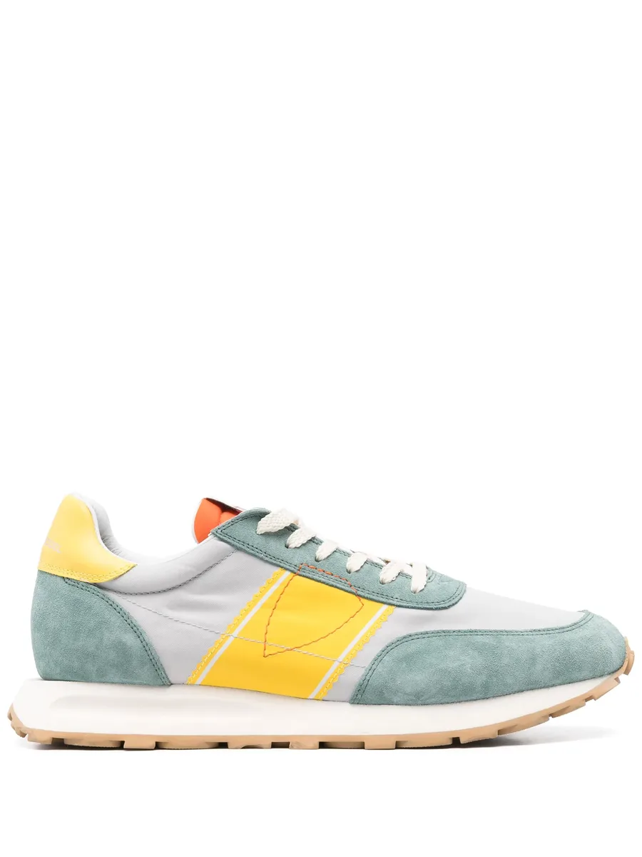 Tour sneakers 2