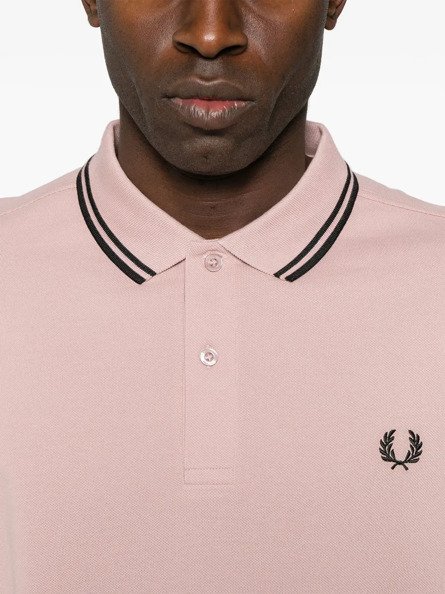 рубашка поло с вышитым логотипом из коллаборации с Fred Perry 8