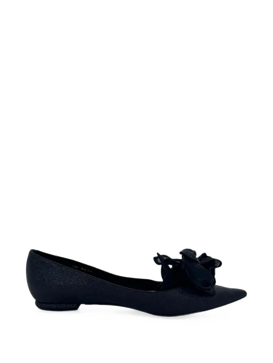 Rose-embellished pointed ballet flats 1