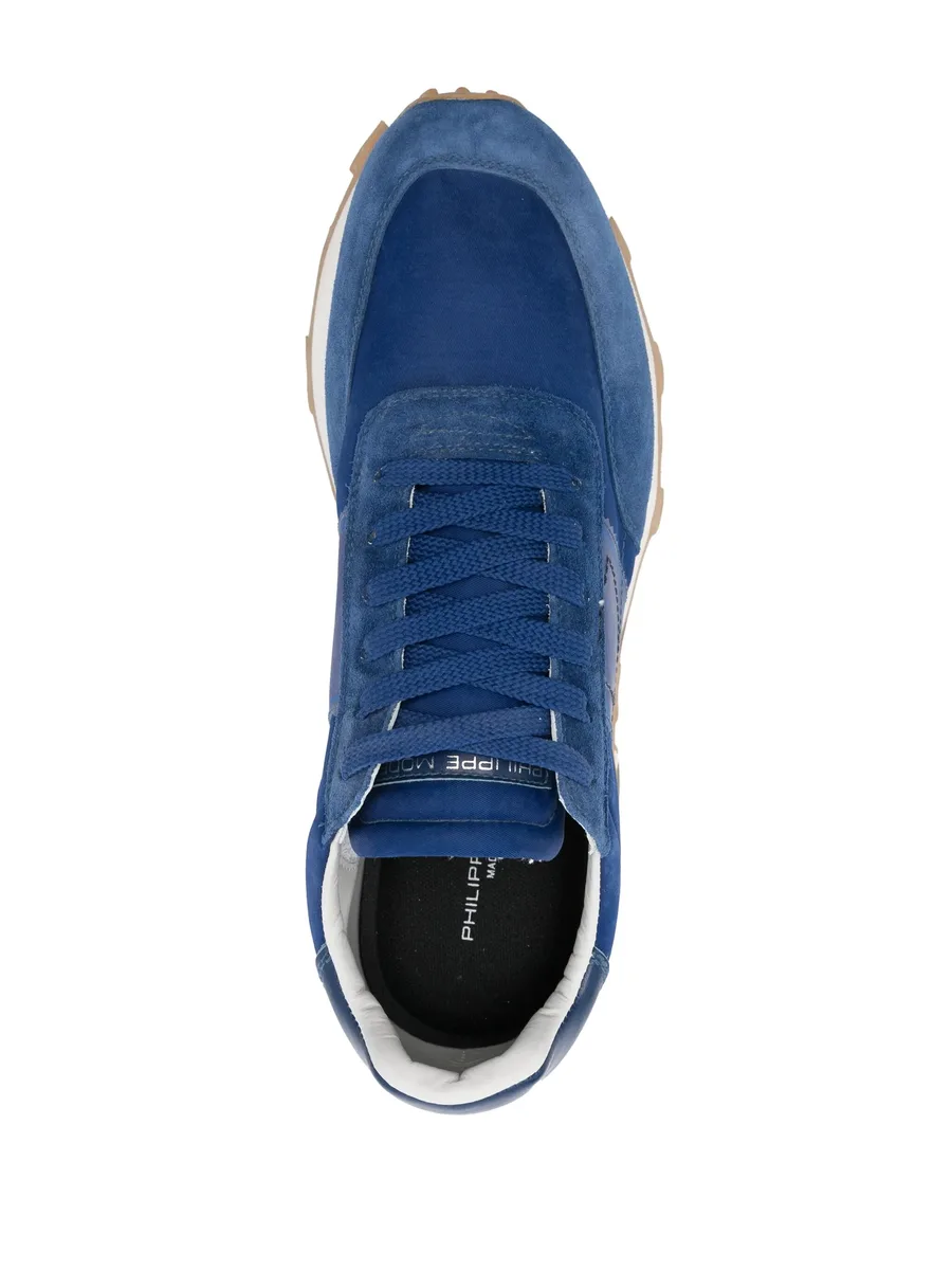 Tour sneakers 8
