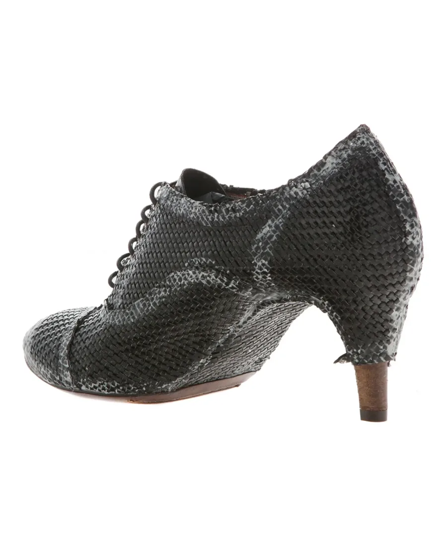 Lace up shoe 8