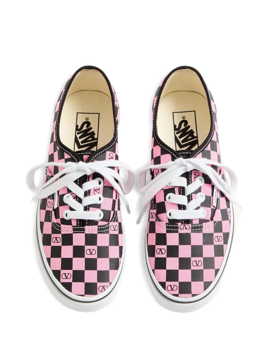 кеды с логотипом VLogo Checkerboard из коллаборации с Vans 8