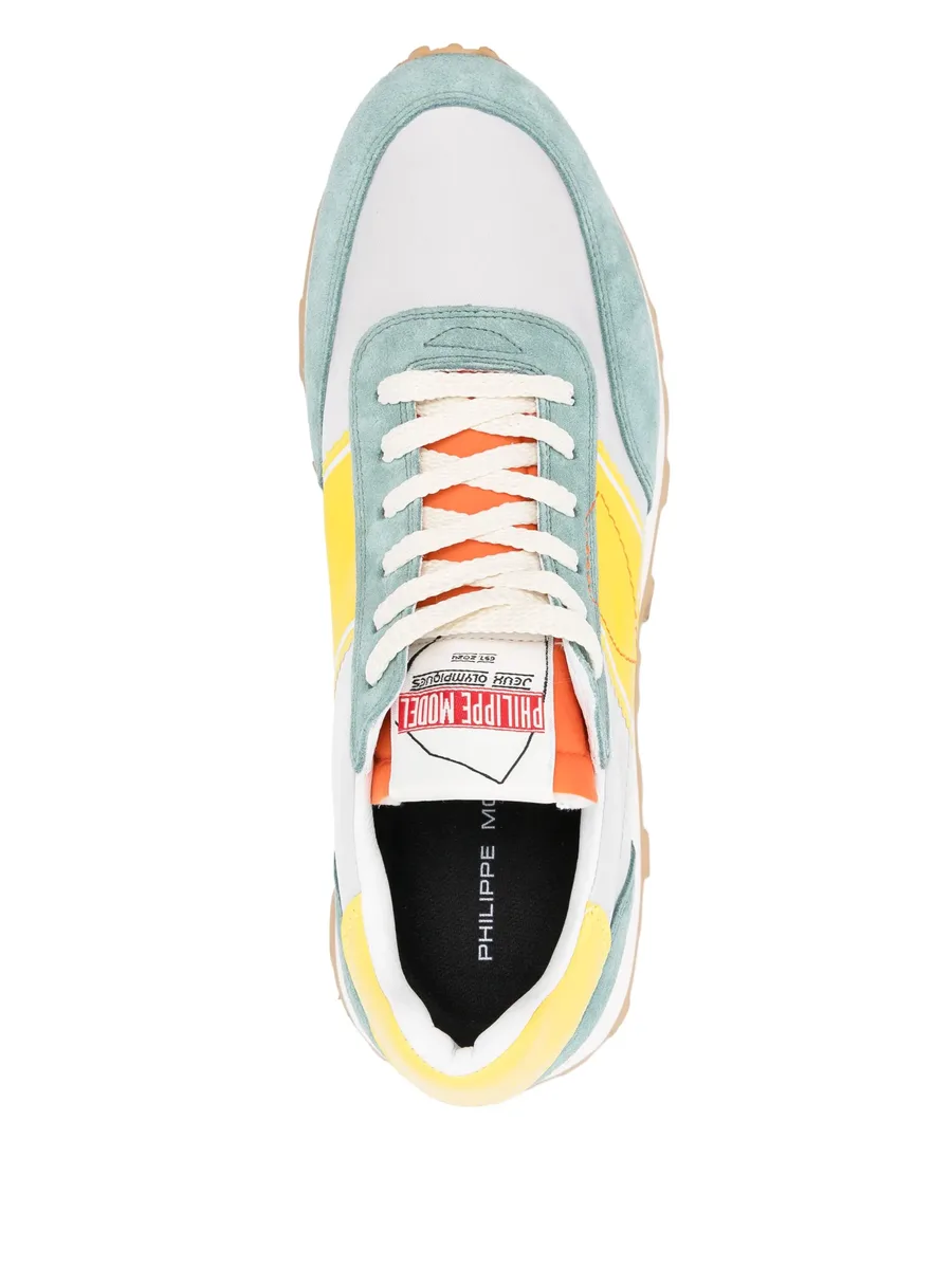 Tour sneakers 7