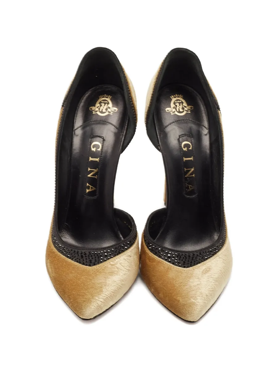 pointed-toe pumps 7