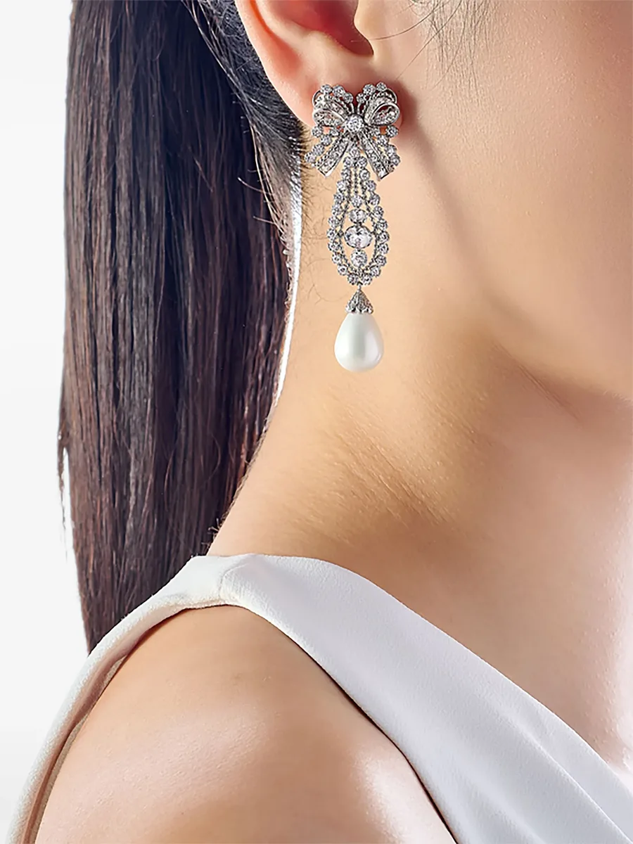 серьги Dentelle Bow из белого золота с жемчугом и бриллиантами 3