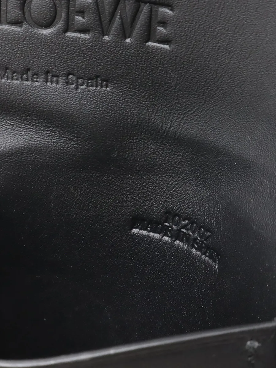 сумка через плечо Mini Soft Calfskin Heel Pouch с декором Anagram (2021 год) 8