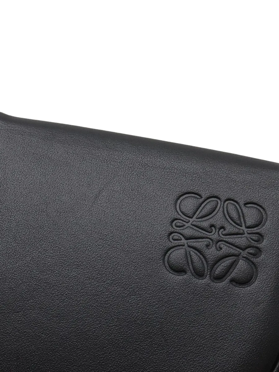 сумка через плечо Mini Soft Calfskin Heel Pouch с декором Anagram (2021 год) 13