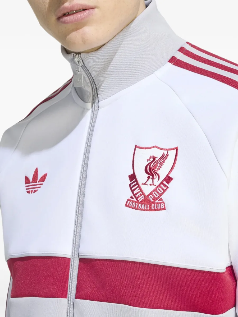 куртка с вышитым логотипом из коллаборации с Liverpool FC 3