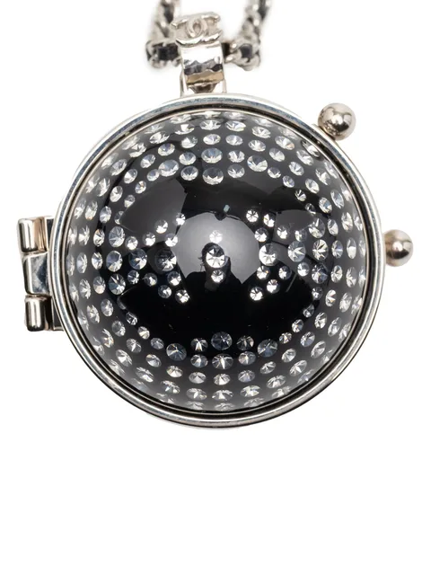 колье CC Silver Plated Lambskin Woven Resin Crystal Mirror Ball Pendant Necklace (2021 год)