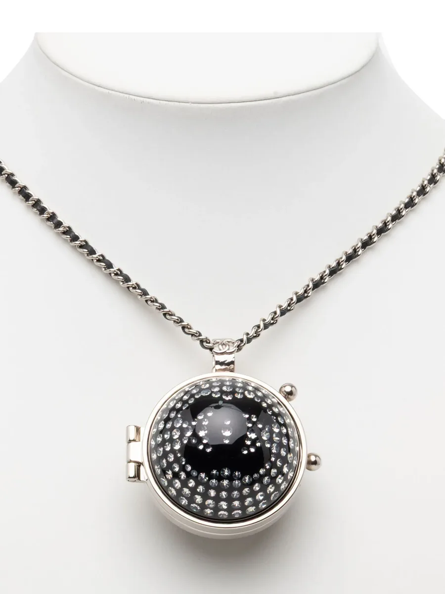 колье CC Silver Plated Lambskin Woven Resin Crystal Mirror Ball Pendant Necklace (2021 год) 12