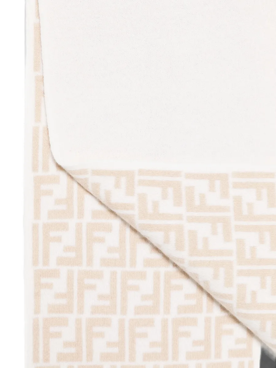 pocket-detail scarf 2