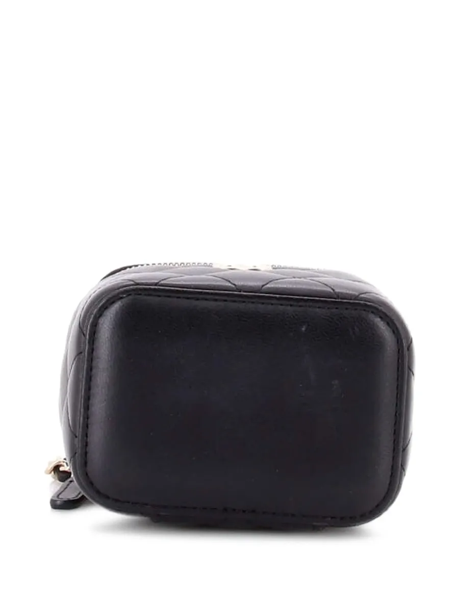 мини-сумка через плечо Classic Top Handle Vanity Case with Chain Quilted Lambskin Mini 8