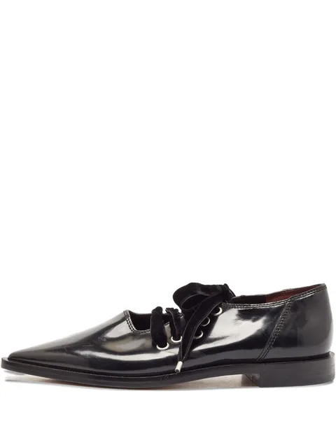pointed-toe shoes
