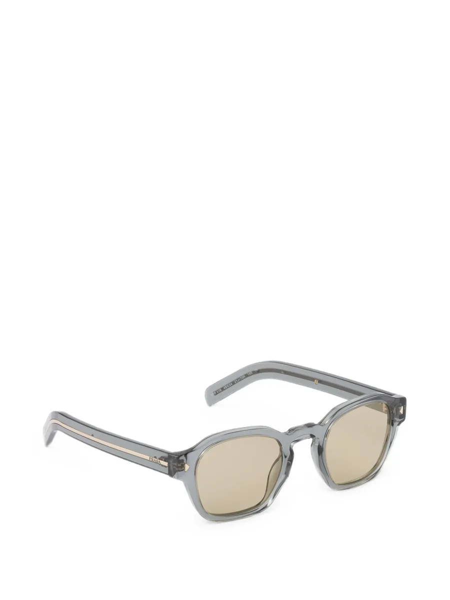 sunglasses with the iconic metal plaque 2