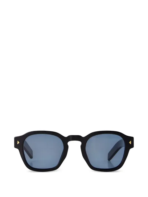 sunglasses with iconic metal plaque